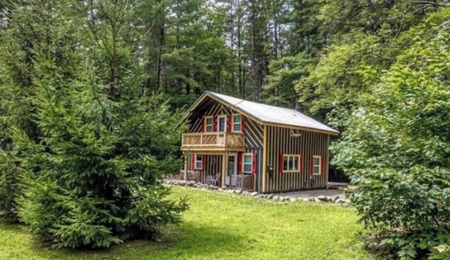 Cozy 3-bedroom chalet in charming Tamworth next to Whit Lakes state park/beach in Tamworth