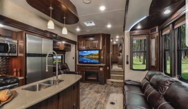 Cozy 5th wheel pool side escape. Sleep up to 6. 30 min to L.V., lake, skiing. in Las Vegas