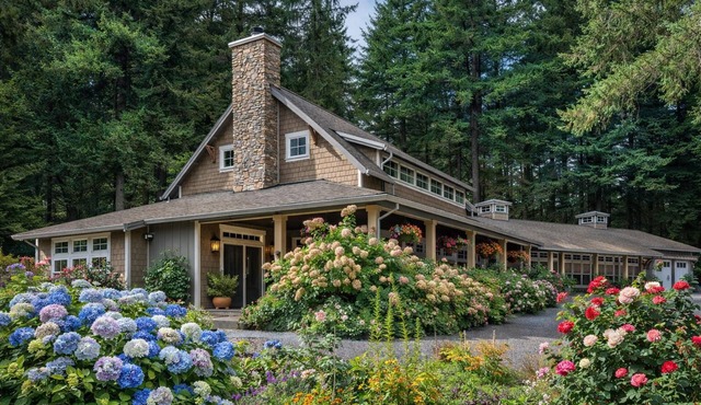 Cozy and Dainty 3-Bedroom Farmhouse on 5 Acres of Serene Nature in Warren