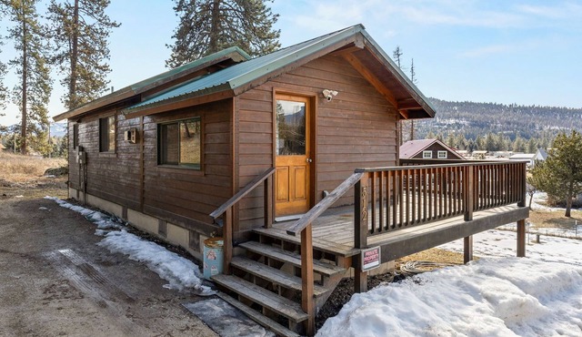 Cozy cabin in charming Saint Regis with AC, Wi-Fi fishing shopping and much more in Saint Regis