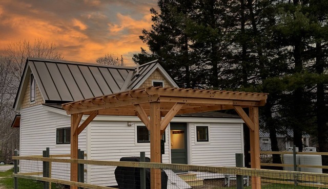 Cozy Cabin with Modern Amenities. Pet Friendly! Hot Tub! in Kingfield