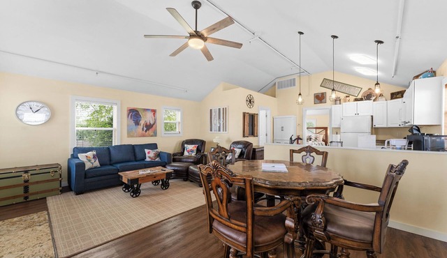 Cozy Coop Cottage | Walk to Downtown Branson in Branson