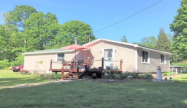 Cozy Cottage-Huge Yard -Walk to Beach, Close to Bike Path-Family Fun!-Sleeps 7 ! in South Haven