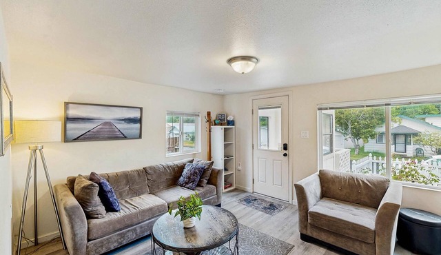 Cozy family beach cottage with hot tub, deck, WiFi, surfboard-walk to bay, Dogs ok in Reedsport