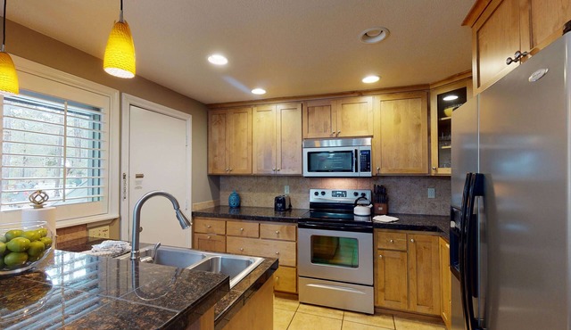 Cozy Lodge Condo with A/C, BBQ & Steps Away From Spa in Sunriver