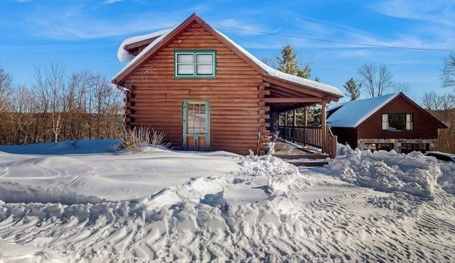Cozy log cabin & loft, close to recreation, dog-friendly, bbq, balcony, a/c, w/d in Barnard