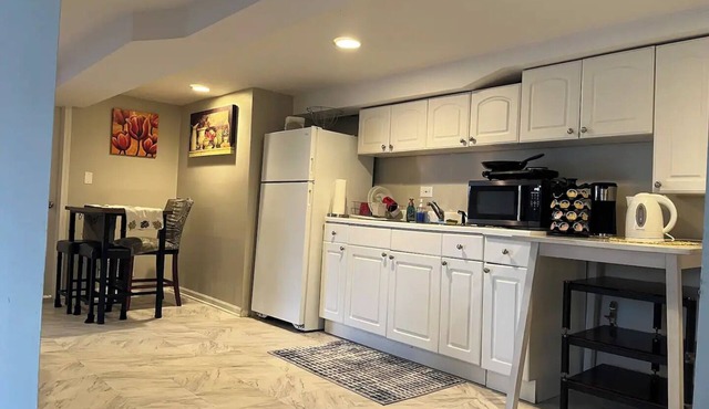 Cozy lower level apartment in West Chicago