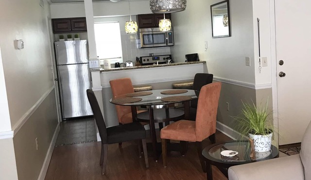 Cozy & Mod condo, Walk to Beach, Self check In-Out, WiFi, 2 Heated Pools, Piers+ in Madeira Beach
