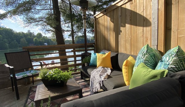 Cozy modern cabin on serene Lac Lacroix in Messines