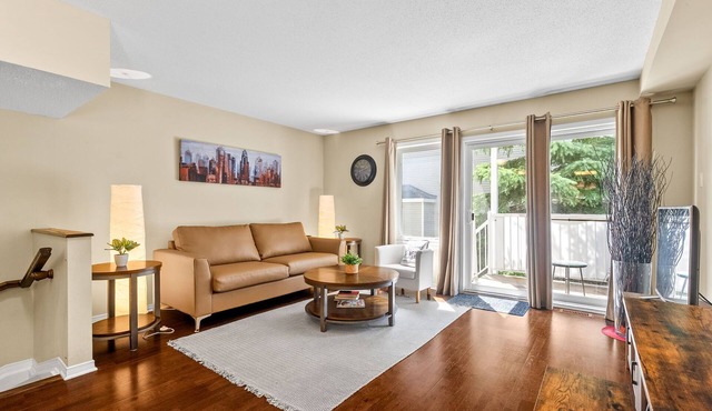 Cozy modern condo 15 mins from DT | Free Parking | Patio in Ottawa