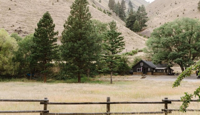 Cozy renovated 3-bedroom cabin in lovely North Fork IDAHOME in North Fork