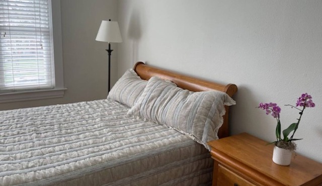 Cozy room in Bed & Breakfast in an updated historic home in Forest Grove, Oregon in Forest Grove