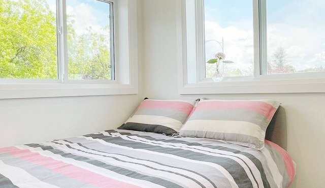 Cozy second-floor room for staying (E) in Vancouver