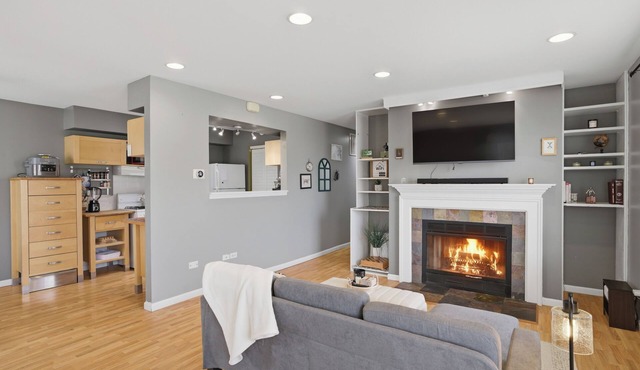 Cozy Vaulted Penthouse. Balcony + Workspace. in Elgin
