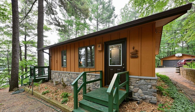 Cute cabin conveniently located between LCO and Grindstone on Johnson Lake. in Hayward