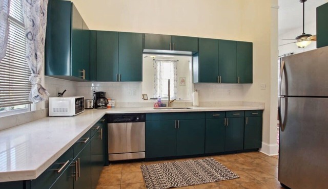 Cute Garden Disctrict 4br House by Magazine St in New Orleans