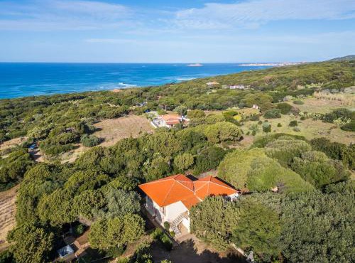 Dimora Li Mindi - Villa by the Sea with Jacuzzi in Badesi
