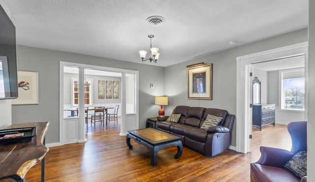 Downtown 4BR with 2 King Beds! Walking distance to SEMO and the River Front. in Cape Girardeau