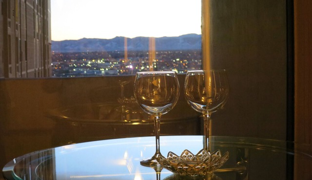 Downtown Denver Luxe Condo – Balcony, Mountain Views & Pool in Denver