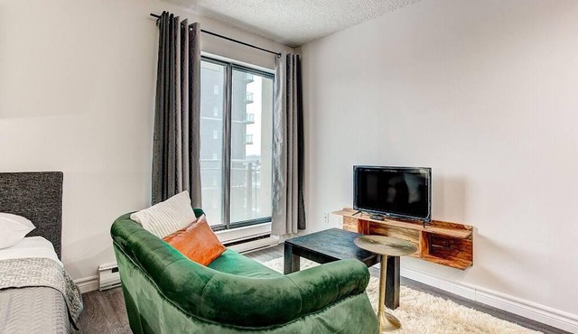 Downtown Fun Space /W Balcony And Queen Bed in Ville-Marie