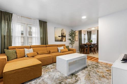 Downtown Naperville Retreat with King bed Near Riverwalk Dedicated Workspace Free Garage Parking Patio in Naperville