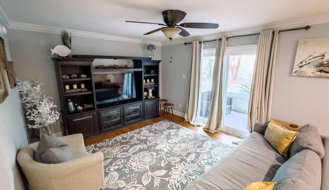 Downtown Ocean Springs 2 bed 2.5 bath with garage in Ocean Springs