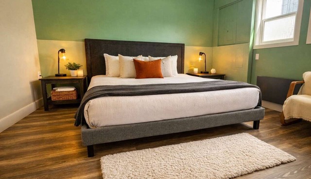 Downtown Suite, Walk to Shops & Trails in Fernie