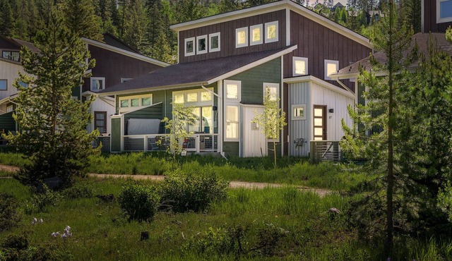 Downtown WP Cabin 17 I Private Hot Tub I Great Views I Discounted Attractions in Fraser