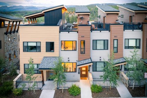 Downtown WP Villa 262 I Rooftop Hot Tub I Great Views in Winter Park