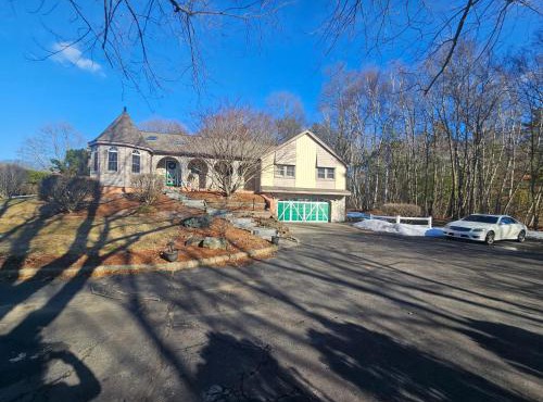 Dracut Executive Rooms with Kitchen & Bath, Parking, Spacious & Comfortable in Dracut