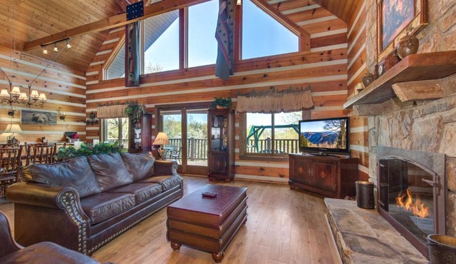 Drakes Mountain Hideaway, 4 BR, Pets, Fenced Yard, Theater Room, Sleeps 13 in Jones Cove