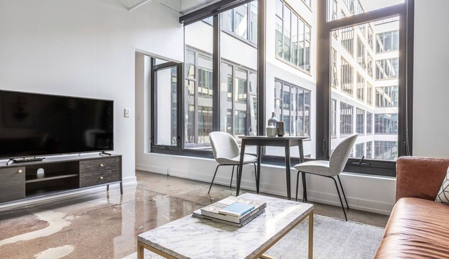 Dreamy Uptown 1BR w/Gym, Rooftop Pool, 2 blocks to L, by Blueground in Chicago
