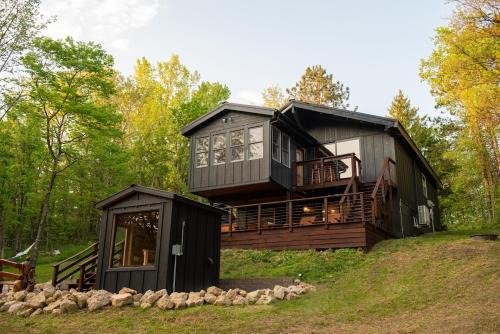Driftless Cabin - Sauna, Firepit, BBQ in De Soto