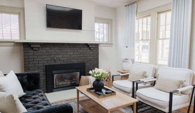 Elegant Family/Pet Friendly Cottage in Coveted Clark Park in Champaign