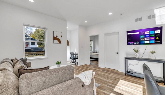 Elgin Escape –Near Train, Parks & Restaurants in Elgin