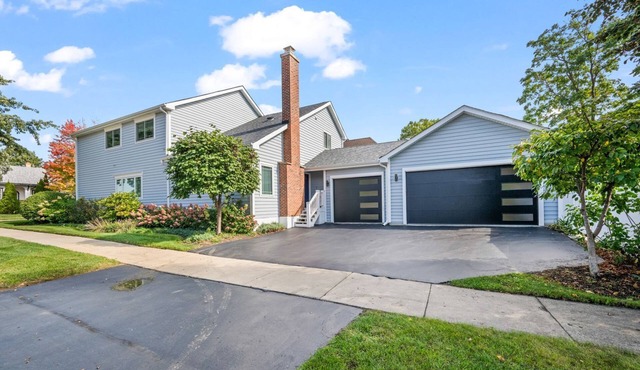 Entertainer's Dream Home: Expansive Kitchen, Wet Bar & Walk to Everything! in Arlington Heights