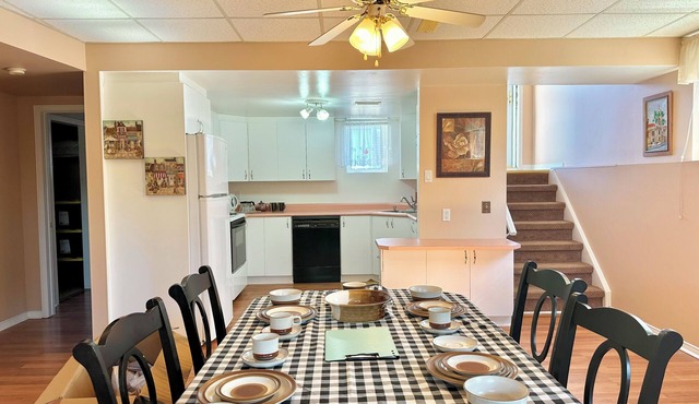 Entire Spacious Tranquil Unit w/FREE Parking in Ottawa