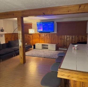 Entire Urban Cabin Retreat 3BD Terrace&Covered Parking in Terrebonne