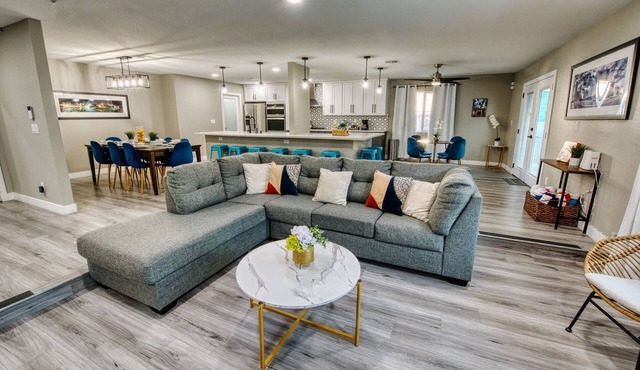 Expansive Contemporary Retreat in Las Vegas