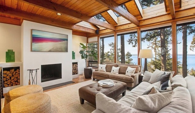 Exquisite Oceanfront Home with Balcony, and Gym in Freeland in Freeland