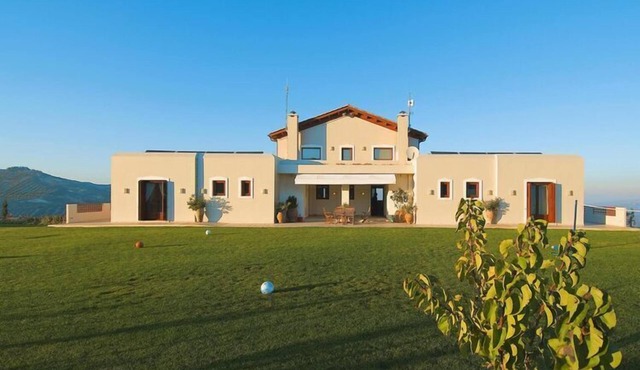 First class villa with pool in Choudetsi