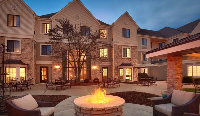 Free Breakfast. Pool & Hot Tub. Close to St. Francis Medical Center! in Peoria