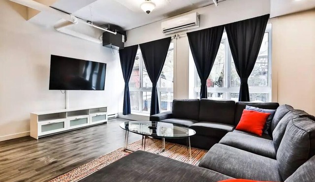 FREE PARKING ♠ GORGEOUS ♠ HUGE UNIQUE in ♥ of city - Superhost on Airbnb in Montréal