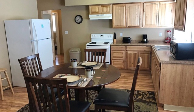 Freshly Remodeled 2 Bedroom, Full Kitchen, living Room Suite, in Cascade unit #2 in Cascade
