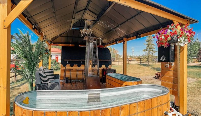 Glamping RV w/ Hydro Spa in Stettler