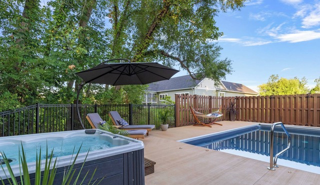Glorious Getaway Retreat w/ Pool, Hot Tub and Pizza Oven! in Chikaming Township