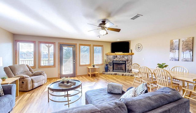 Golf course-front condo with pool, hot tub, dock, tennis, golf, & private beach in Arkdale