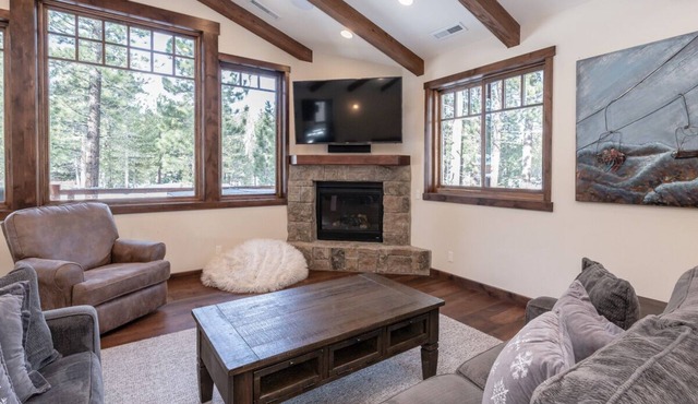 Golf View Home with Private Hot Tub in Mammoth Lakes