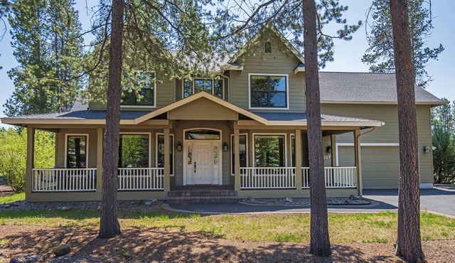 Gorgeous 5-Bedroom family friendly home with Hot Tub! Perfect for kids and pups! in Bend