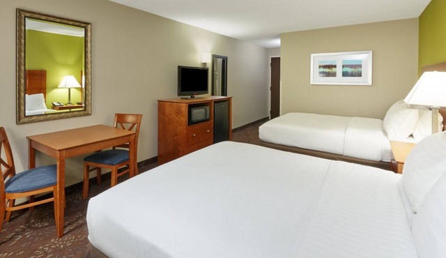 Great Relaxing Overnight Stay! 4 Classy Units, Free Parking, Onsite Bar in Matteson